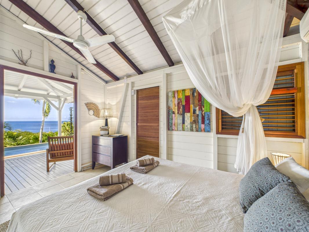 20.Location Villa piscine Deshaies Guadeloupe_Chambre 1 vue mer